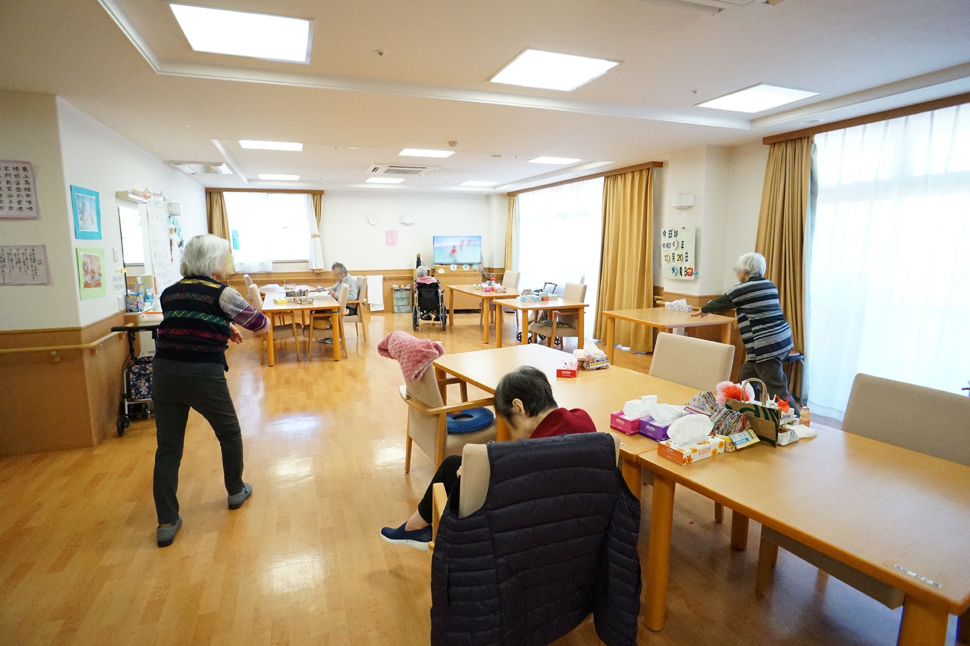 ニチイケアセンター成田の玄関。茶色い外壁が特徴的な玄関です。オートロックを採用しております。