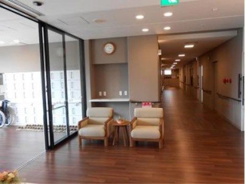 「ニチイケアセンター東村山野口町」のエントランスホール。ベッドのような感覚で、夏場は窓開けて涼し見ながら、のんびりできる。