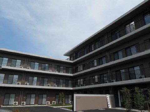 「ニチイケアセンター東村山野口町」の外観。居室にはベランダが付いているので、洗濯物を干せるスペースを用意している。