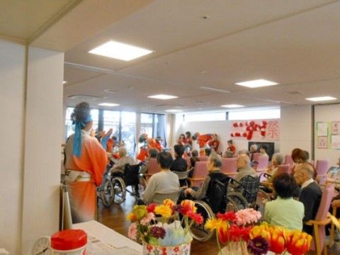 「ニチイケアセンター東村山野口町」のイベント。入居者様に笑ってもらったり、楽しんでもらうことで、病気の治療や自然と笑顔が生まれる。