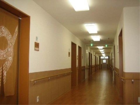 「ニチイケアセンター府中南町」の廊下。幅を広くし、障害物は置かずにスムーズな移動が行える。