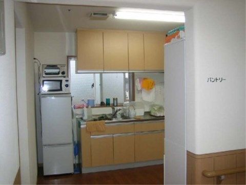 「ニチイケアセンター府中南町」のパントリー。キッチンスペースで、腕に自身のある方は料理が振る舞える。