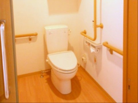 「ニチイケアセンター府中南町」の共有トイレ。介助手すりを多く設置し、体への負荷を減らしている。