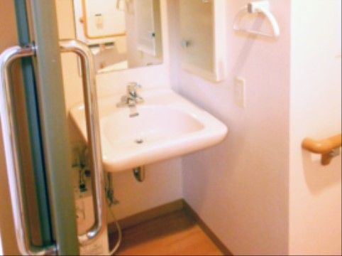 「ニチイケアセンター府中南町」の洗面台。陶器は使う人の事を考えて、スタッフが常に清潔にしている。