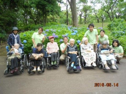 「ニチイケアセンター府中南町」の外出レクリエーション。施設ばかりで、心を狭めないよう外出して感情豊かになってもらえる。