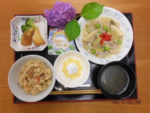 「ニチイケアセンター府中南町」のお食事。炊き込みご飯、混ぜご飯の食材豊富な、お食事をいただける。