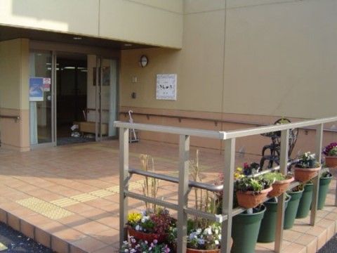 「ニチイケアセンター府中南町」の玄関。フラットなフロアで、車椅子や歩行の方の出入りに怖さがない。