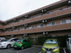 施設外観と駐車場の様子