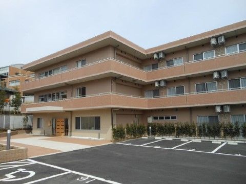 「ニチイケアセンター横浜戸塚」の外観。夜間は静まり返る住宅地に位置し、マンションチックな外観を施した3階建ての施設になっている。