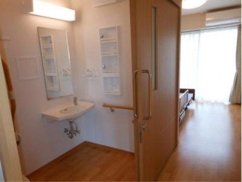 「ニチイケアセンター横浜戸塚」の居室。全居室に、洗面台やトイレの設備が設置されており、夜も安心して行きやすい。