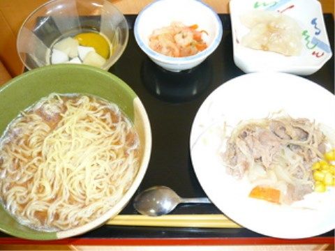 料理が器に盛られ、お箸とスプーンと共にプレートに並べられているある日の献立