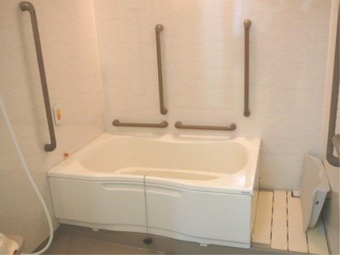 「ニチイケアセンターほりにし」の一般浴室。緊急コールが浴槽から、手に届く距離なので、安心して入浴できる。