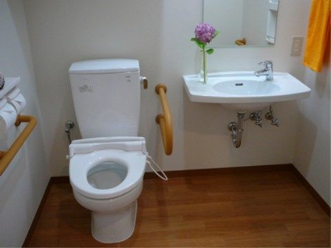 「ニチイケアセンターほりにし」の居室・トイレ。トイレと洗面台が一緒にすることで、移動の時間を減らすことができる。