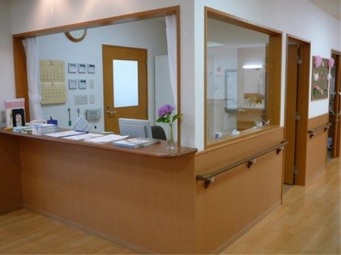 「ニチイケアセンターほりにし」の受付。エントランス前に受付スタッフがいるので、内容を話して面会ができる。