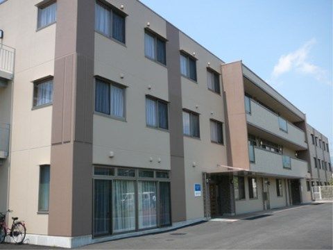「ニチイケアセンターほりにし」の外観。ベーシュと茶色の2トンカラーが目印になり、3階建ての施設になっている。
