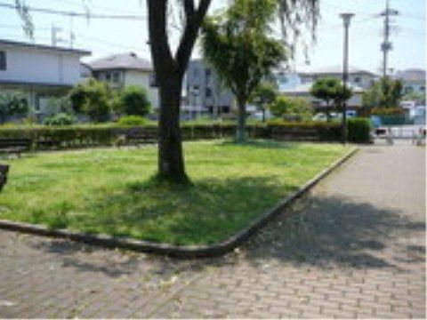「ニチイケアセンターほりにし」の周辺環境。地域住民の憩いの場になっており、子供やお母さん方の寄り合い所である。