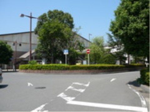 「ニチイケアセンターほりにし」の周辺環境。タクシーが待機しており、一般車両の止場所もある。