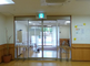 介護施設の明るい室内の様子