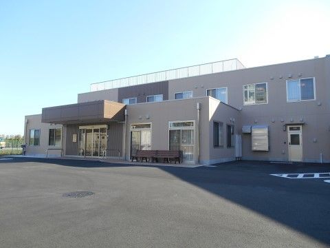 「ニチイケアセンターさがみの国湘南」の外観。約2590㎡の敷地面積があり、広々としている2階建ての施設になっている。