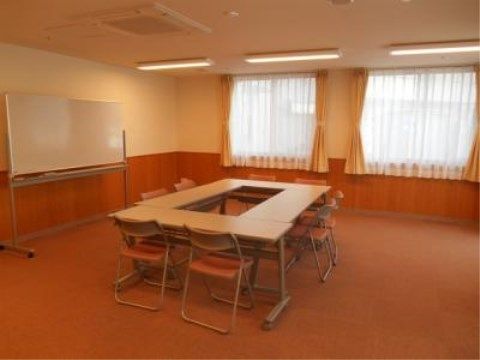 「ニチイケアセンターさがみの国湘南」の交流スペース。レクリエーションやイベントホールで、和気藹々と楽しく活動できる。