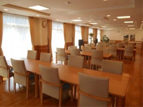 「ニチイケアセンターさがみの国湘南」のダイニング。普通食、医療食、介護食と入居者様に合わせたお食事を用意できる。