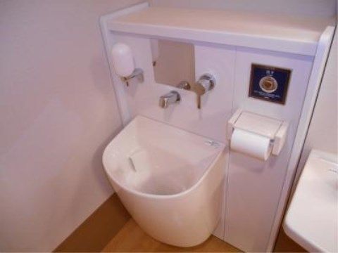 「ニチイケアセンターさがみの国湘南」のストーマ用トイレ。多機能型の便利なトイレ環境を設備されている。