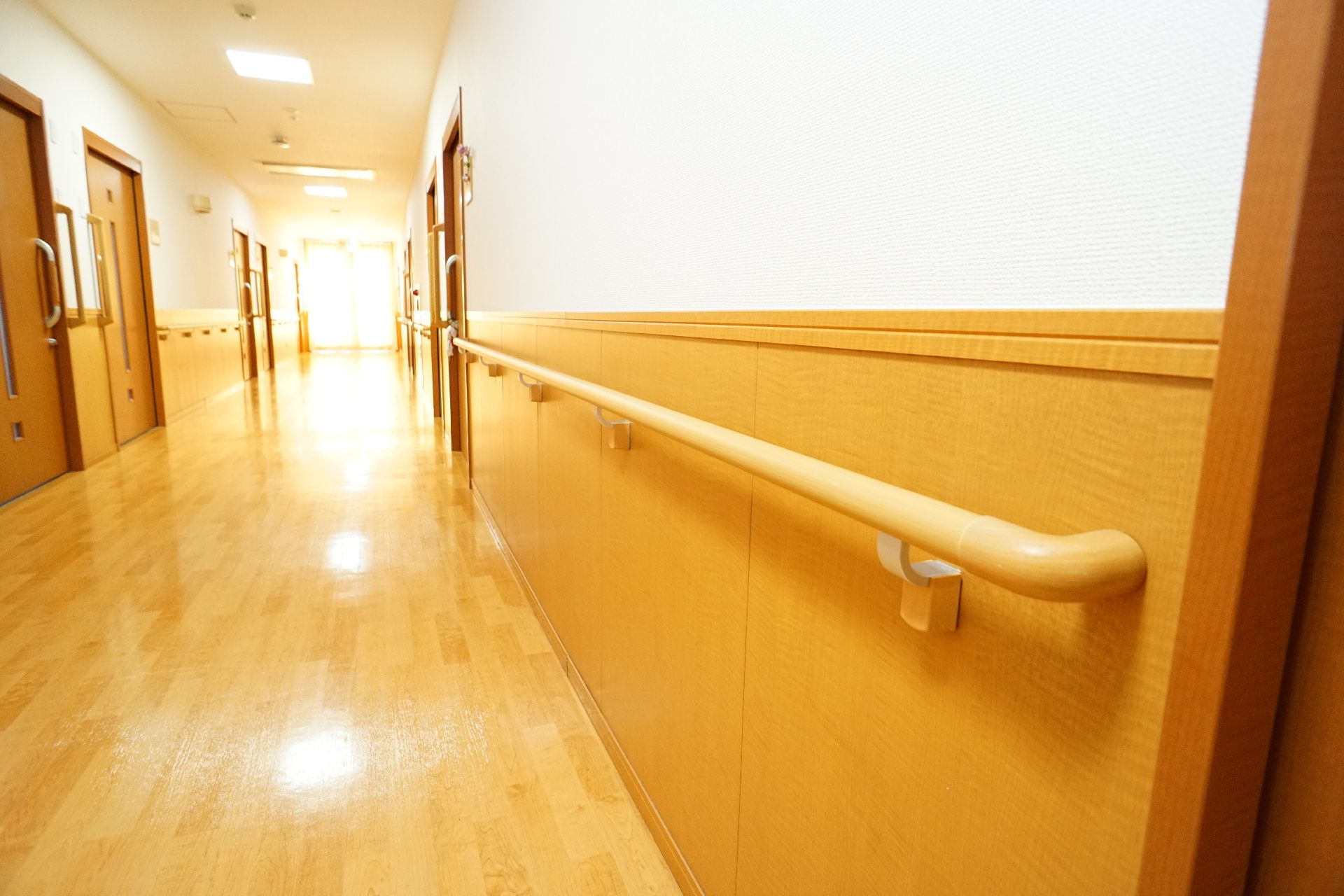 手すりが設置された、各部屋につながる廊下
