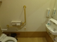 バリアフリーのトイレ設備が完備された空間
