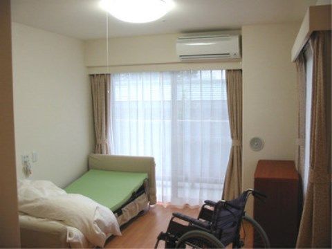 ニチイケアセンター川崎長沢の居室。車いすでの生活を前提に設計されておりますので、快適な日々をお送りいただけます。