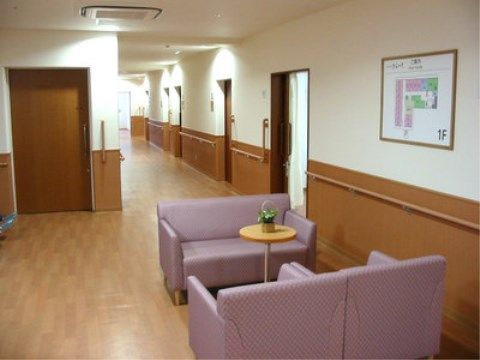 ニチイケアセンター川崎長沢のロビー。テーブルセットをご用意しておりますので、ご面会・ご歓談をお楽しみいただけます。