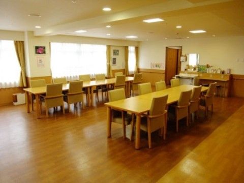 ニチイケアセンター川崎長沢のリビング・ダイニング。毎日多くの入居者様で大いに賑わった、楽しいお食事風景となっております。