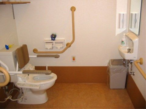 ニチイケアセンター川崎長沢のトイレ。共用部に設けられたトイレは、どなた様でもお使いいただけるようバリアフリー設計となっております。