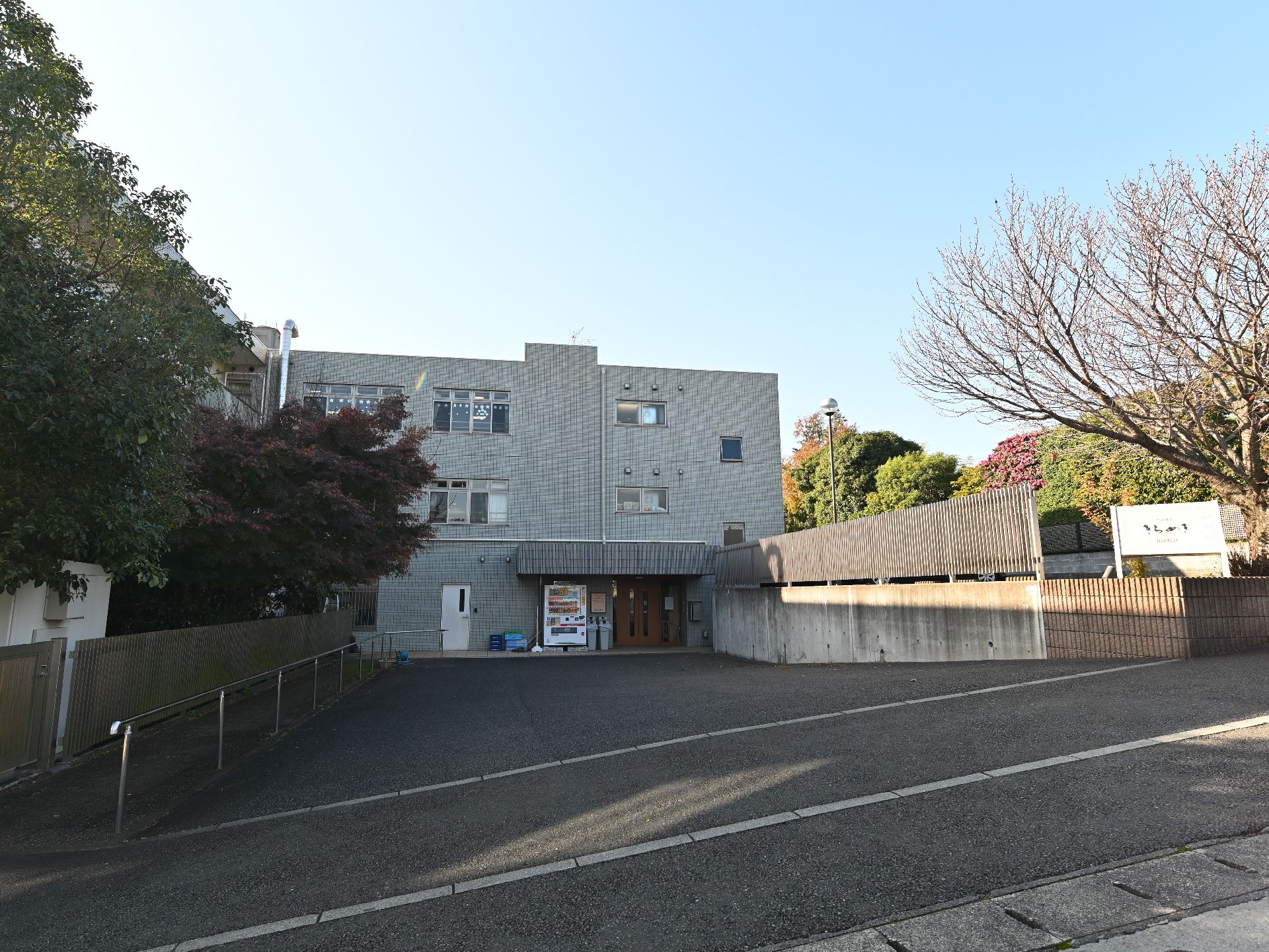 駐車場を完備した施設外観