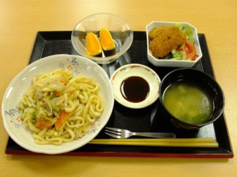 ニチイケアセンター伊勢原の食事。毎日栄養バランスの整ったお食事を作りたてでご提供しております。