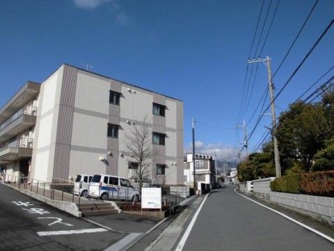 ニチイケアセンター伊勢原の周辺環境。住宅街に立地し、大きな駐車場を完備しております。