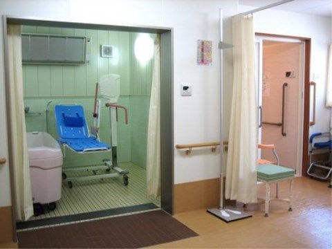 ニチイケアセンター伊勢原の館内環境。車いすでの生活も楽に行える施設環境となっております。