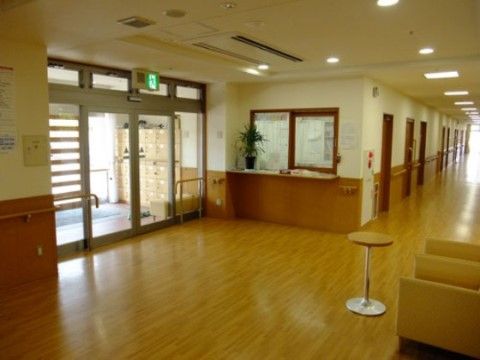 ニチイケアセンター伊勢原のエントランス。車いすでのご利用も楽にできる広いスペースがございます。