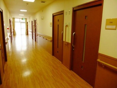 ニチイケアセンター伊勢原の廊下。館内全ての廊下は明るく手すりの完備されたバリアフリーです。