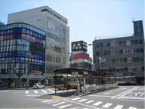 ニチイケアセンター伊勢原の周辺環境。人が沢山集まる賑やかな環境もございます。