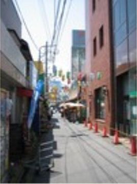 ニチイケアセンター伊勢原の周辺環境。活気溢れる商店街がございます。日々のお散歩にてご利用ください。