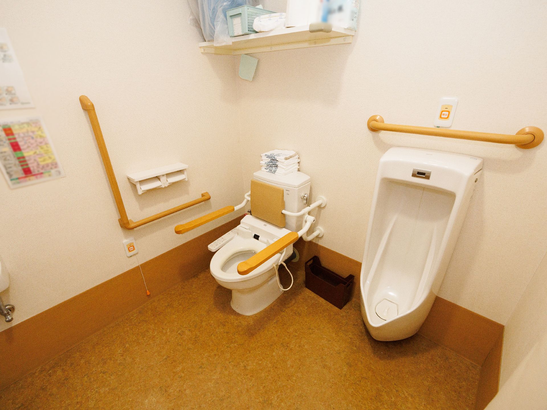 呼び出しボタンが設置されたトイレ
