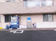 介護施設の外観と駐車場