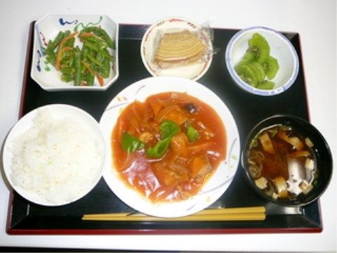 ニチイケアセンター茜部の食事。栄養バランスのとれたお食事を毎日作りたてでご提供しております。