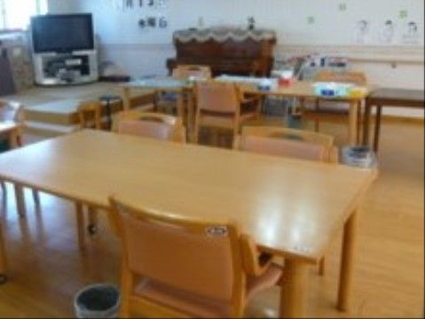 ニチイケアセンター茜部のダイニング、毎日多くの入居者様で大いに賑わい、楽しいお食事風景となってとります。