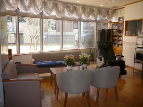 ニチイケアセンター茜部のソファーコーナー。入居者様同士のご歓談をより楽しんでいただける最適な環境のご用意となっております。