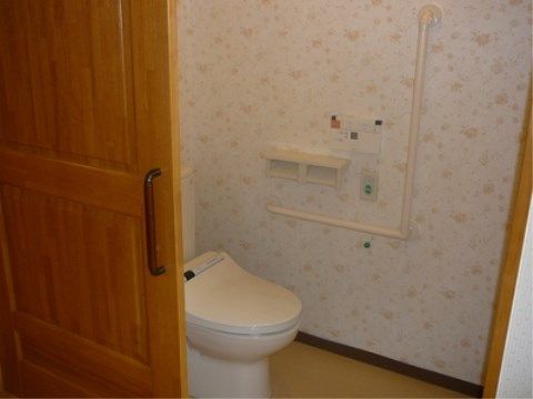 ニチイケアセンター茜部の居室内トイレ。居室内に設けられた個人専用のトイレと
なっております。
