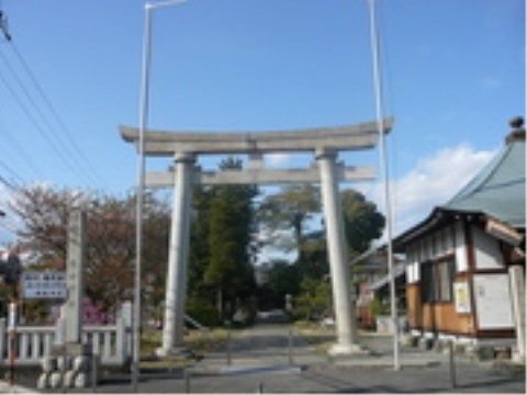 ニチイケアセンター茜部の周辺環境。ご面会時など、外出してお散歩をお楽しみになるのに最適な場所です。