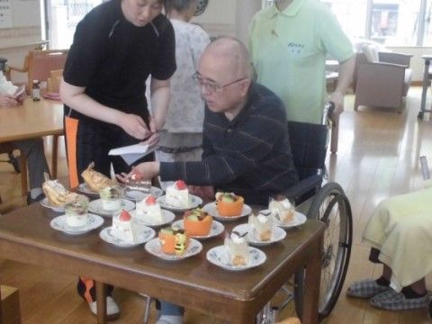 ニチイケアセンター茜部のケーキバイキング。定期開催の大好評のレクリエーションとなっております。