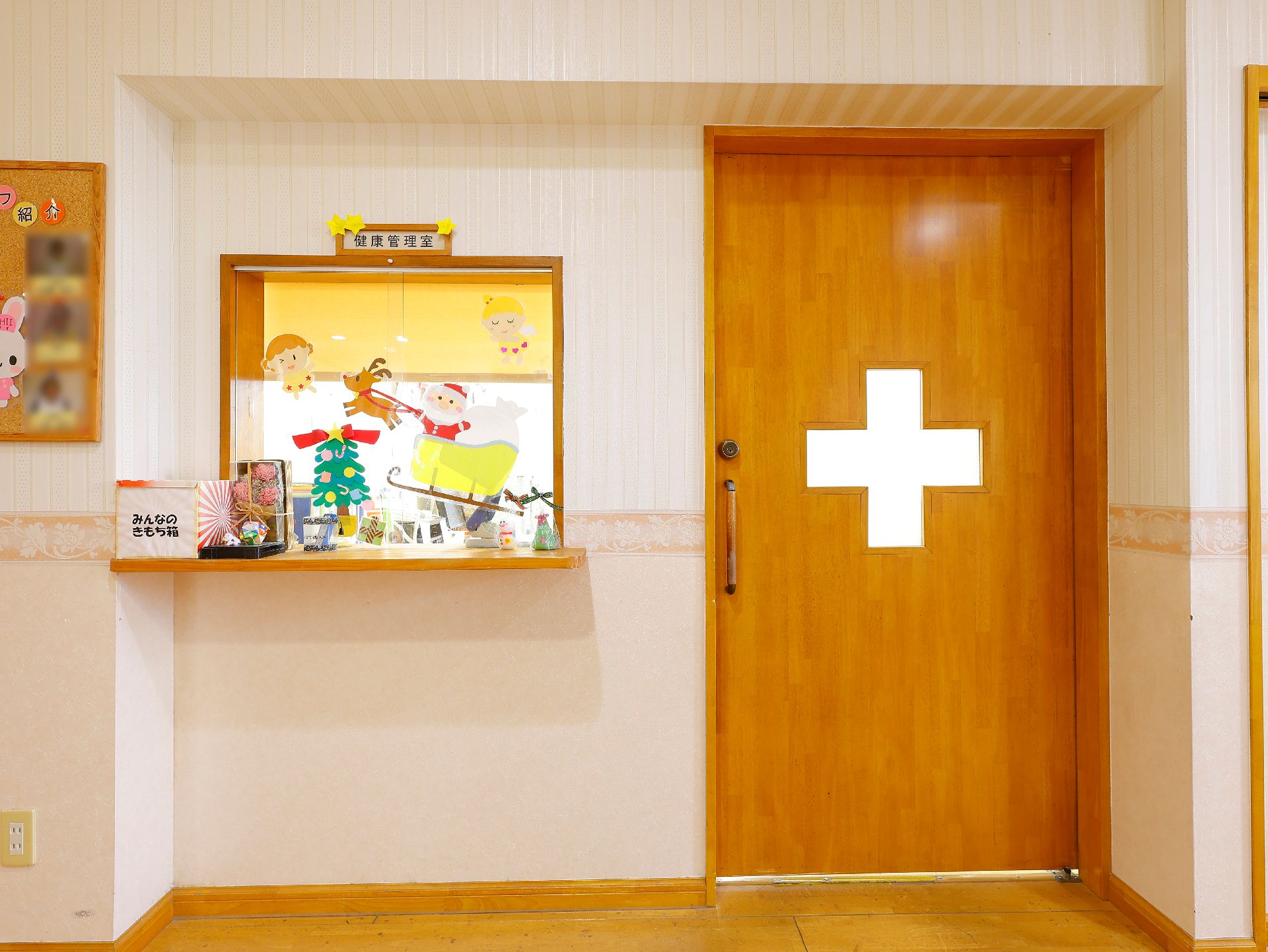 来館者や入居者への対応を行っている受付