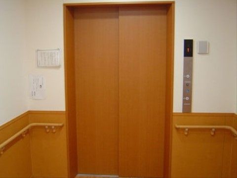 ニチイケアセンター富士厚原のエレベーター。車いすでも楽にご乗車いただける大きなエレベーターのご用意いがございます。
